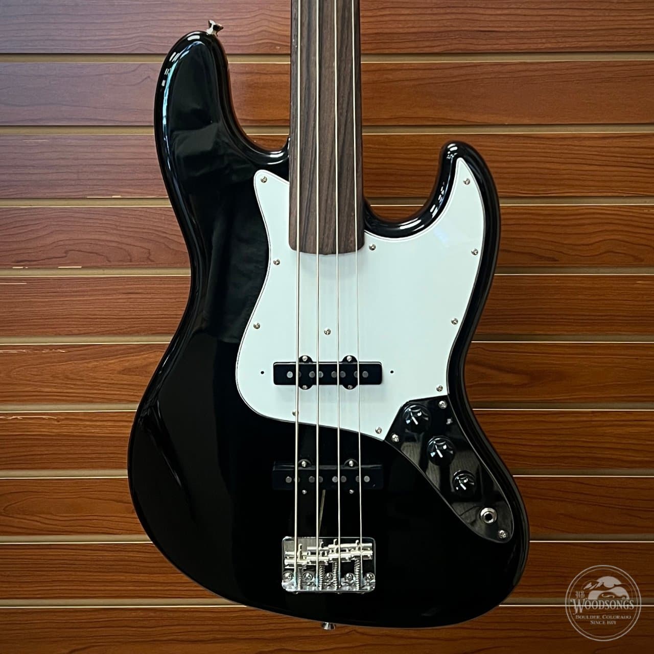 USED FENDER FRETLESS JAZZ BASS