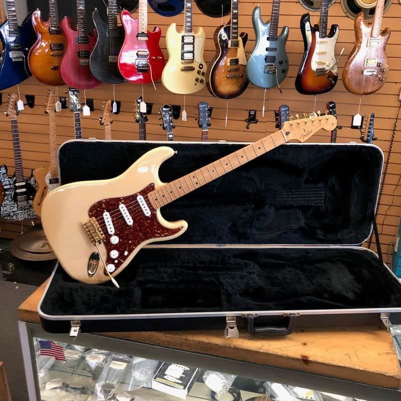 Fender Deluxe Player Stratocaster Electric Guitar w/Case