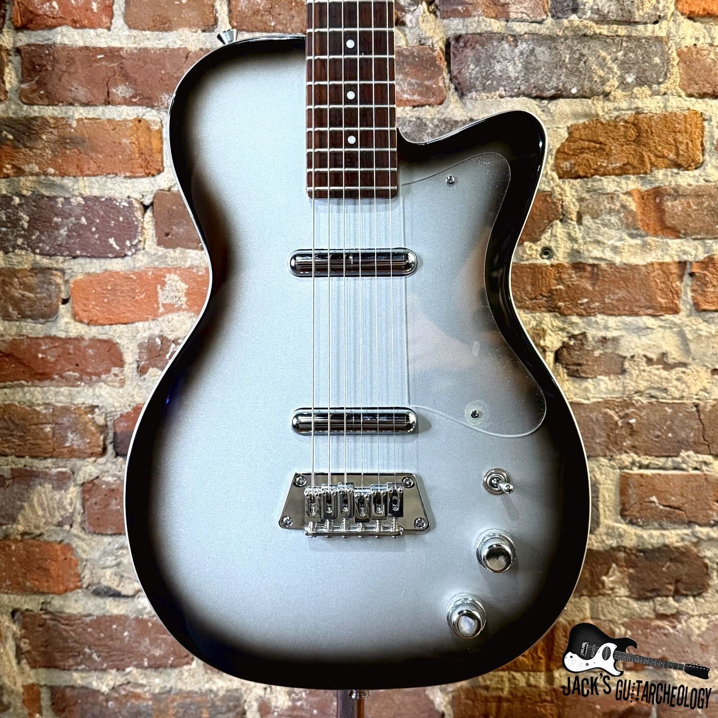 Silvertone 1303/1304 / U-2 Reissue Electric Guitar (2010s - Silverburst)
$395.00