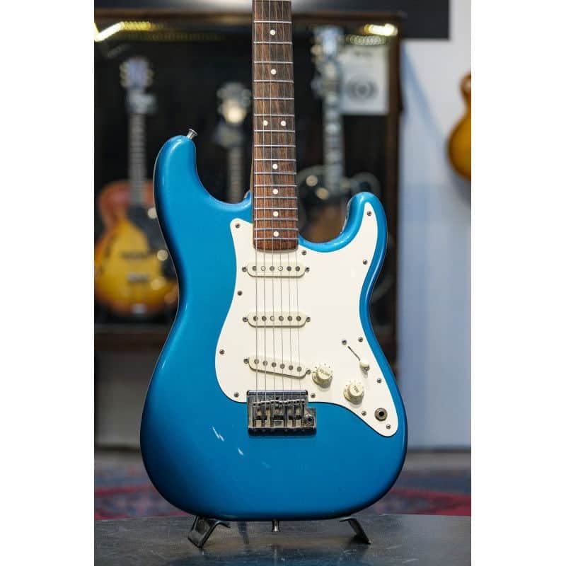 1984 Fender Standard Stratocaster (USA) with Rosewood Fretboard sapphire blue