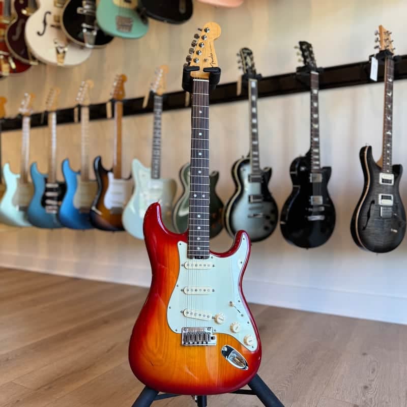 Fender American Elite Stratocaster with Rosewood Fretboard 2016 - 2019 - Aged Cherry Burst