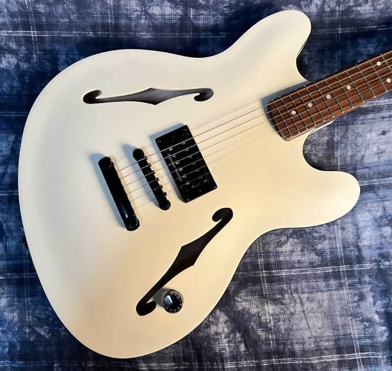 Mint Fender Tom DeLonge Starcaster 2024 - Present - Olympic White - 6.5 Lbs. - G02897 - Authorized Dealer