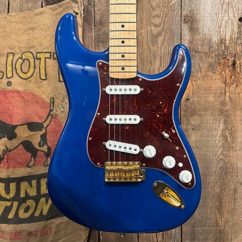 Fender Deluxe Players Stratocaster with Maple Fretboard 2010 - Sapphire Blue Transparent