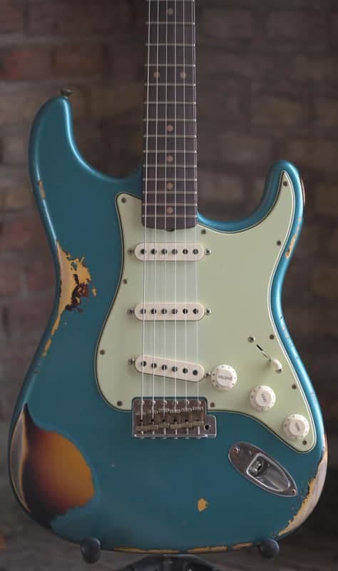 Fender Custom Shop '61 Strat® Heavy Relic®, Rosewood Fingerboard - Aged Ocean Turquoise over 3-Color Sunburst(1)