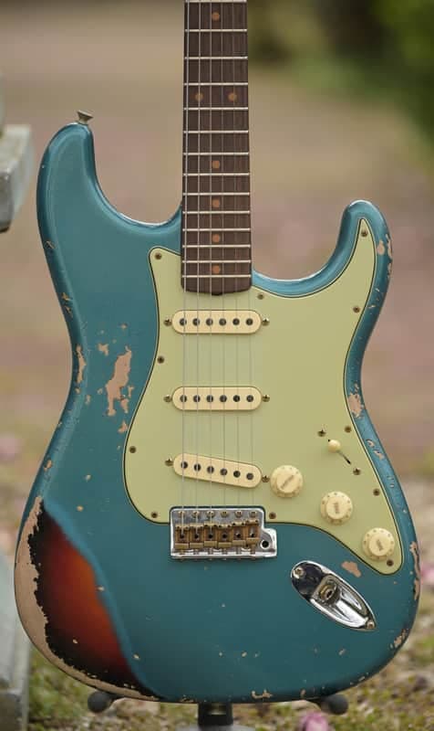 Fender Custom Shop '61 Strat® Heavy Relic®, Rosewood Fingerboard - Aged Ocean Turquoise over 3-Color Sunburst(2)