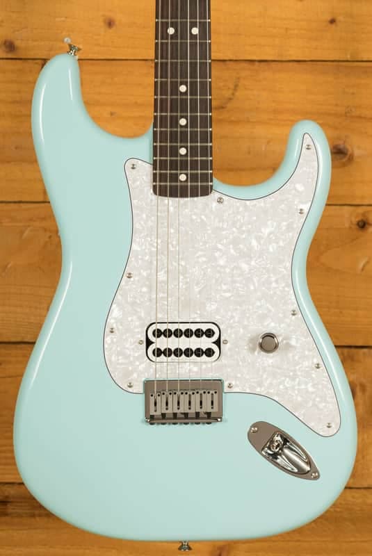 Fender Tom DeLonge Stratocaster - Rosewood - Daphne Blue